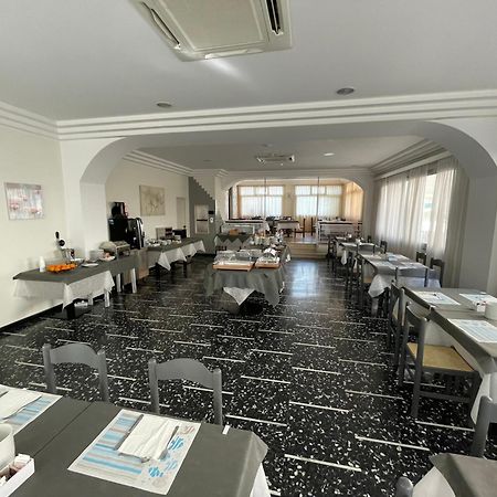 Hotel D'Annunzio Cattolica Bagian luar foto