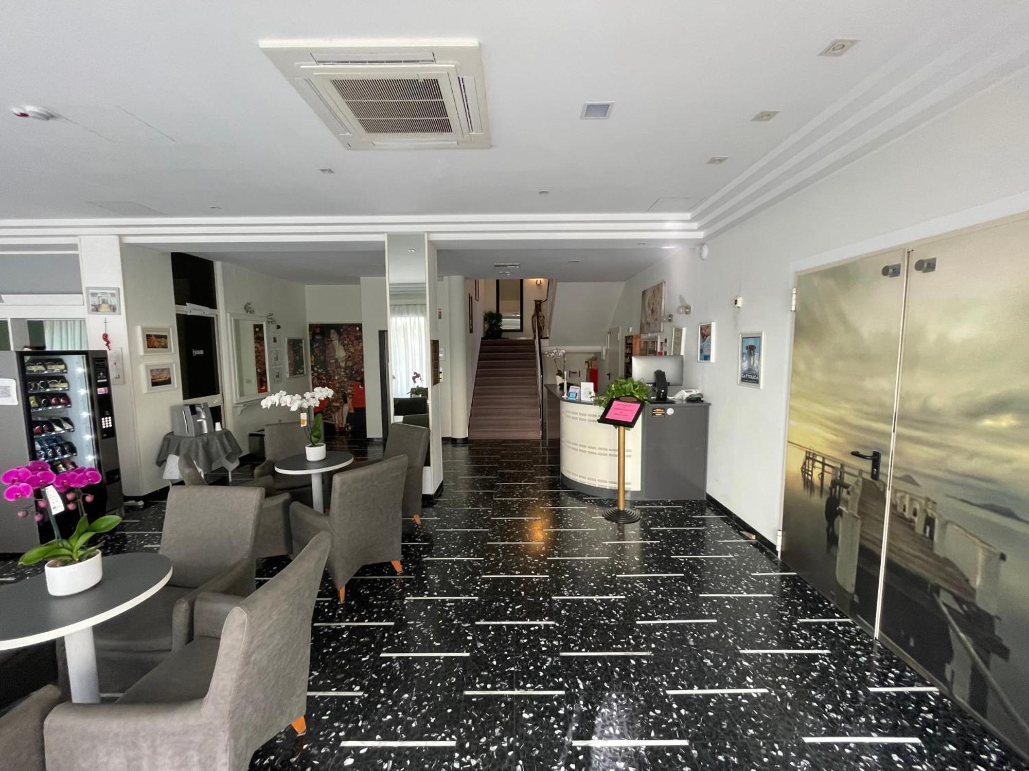 Hotel D'Annunzio Cattolica Bagian luar foto